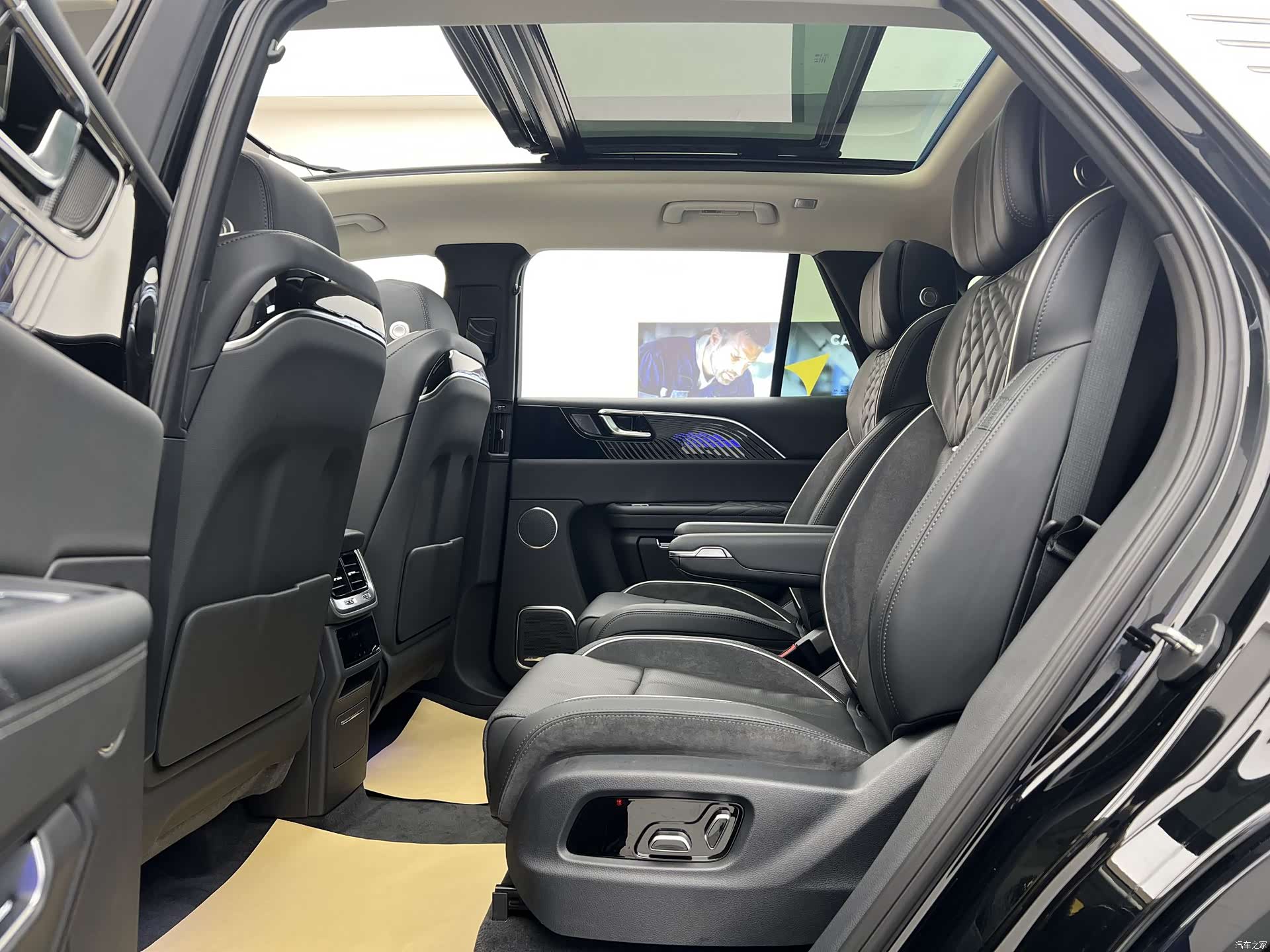Hongqi E-HS9, 2023 7