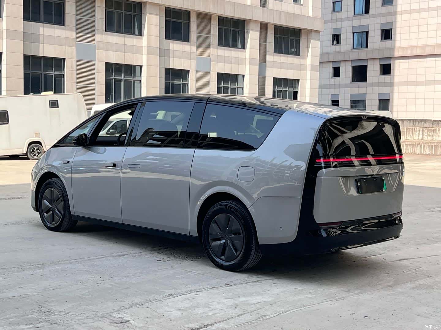 Li Auto MEGA, 2025 16