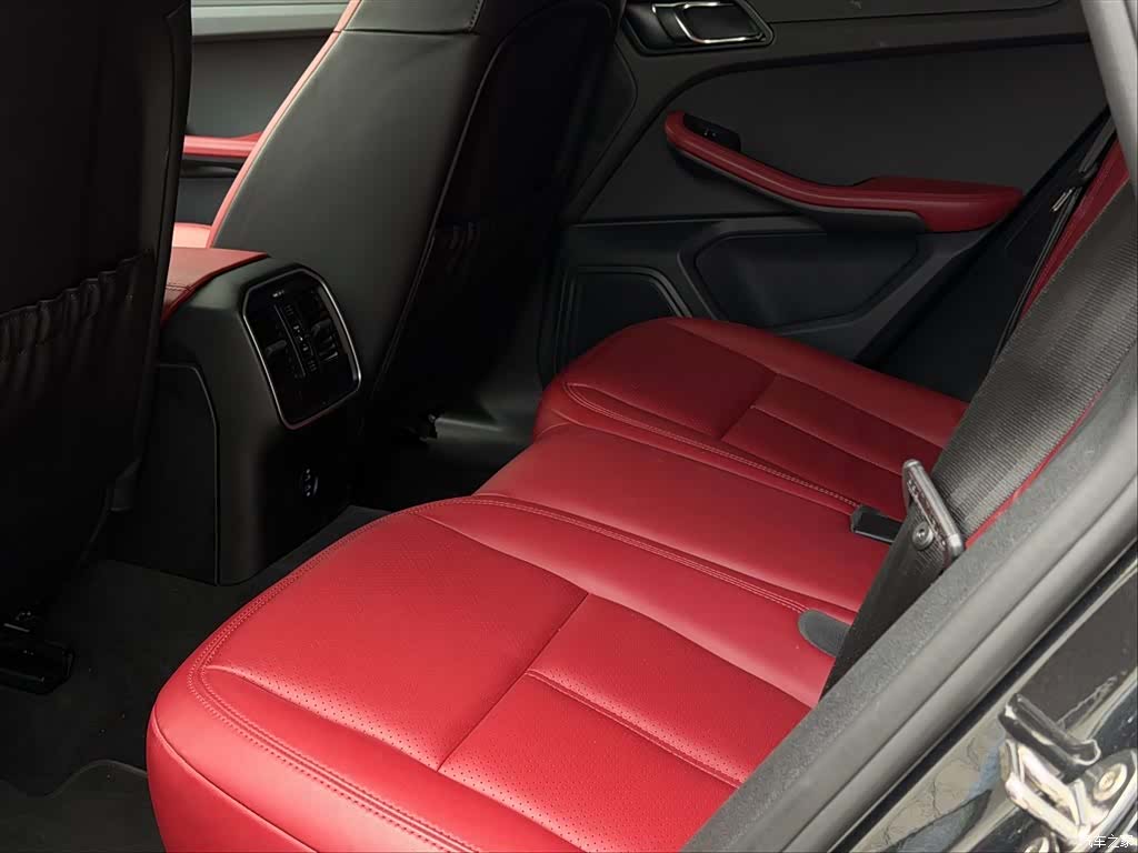 Porsche Macan, 2025 11
