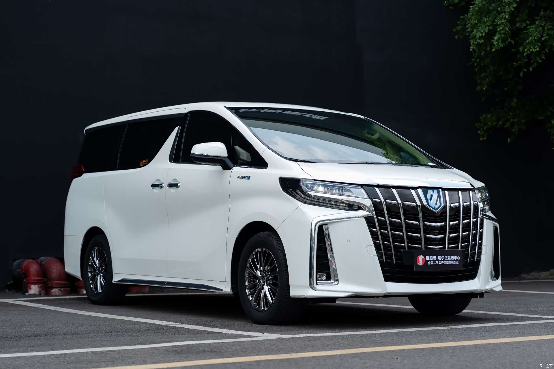 Toyota Alphard, 2022 3