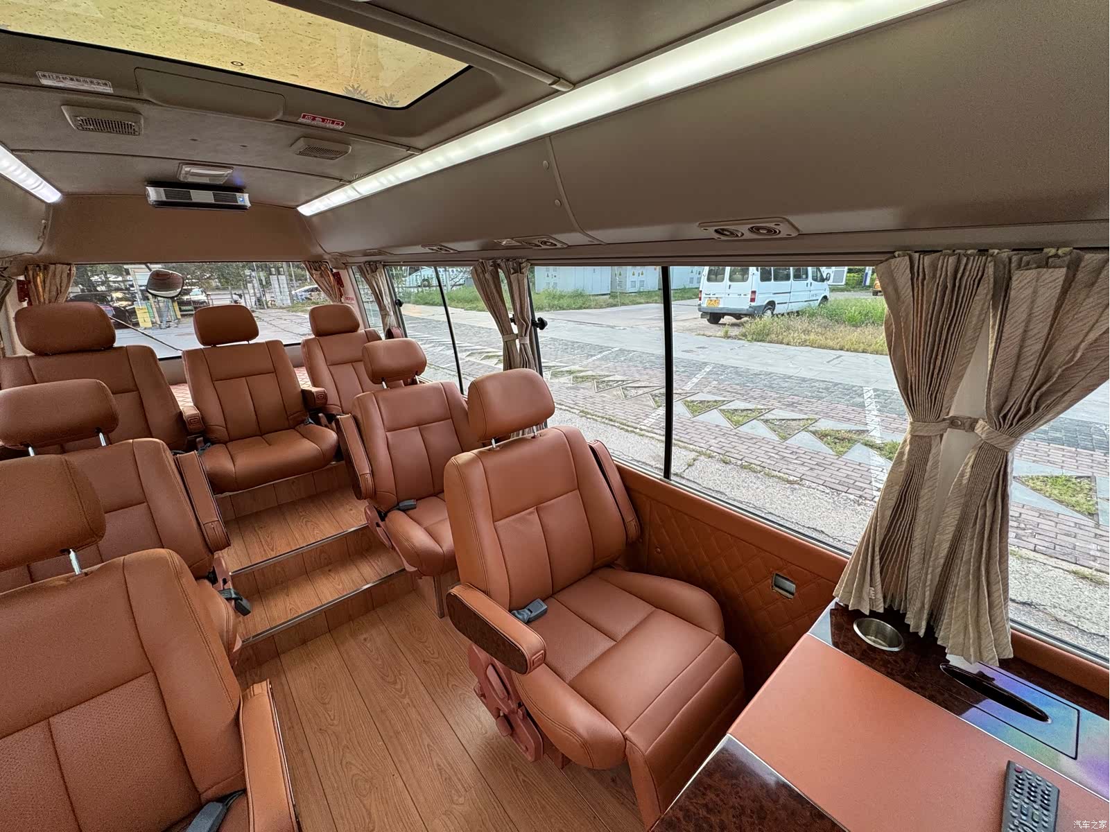 Toyota Coaster, 2015 15