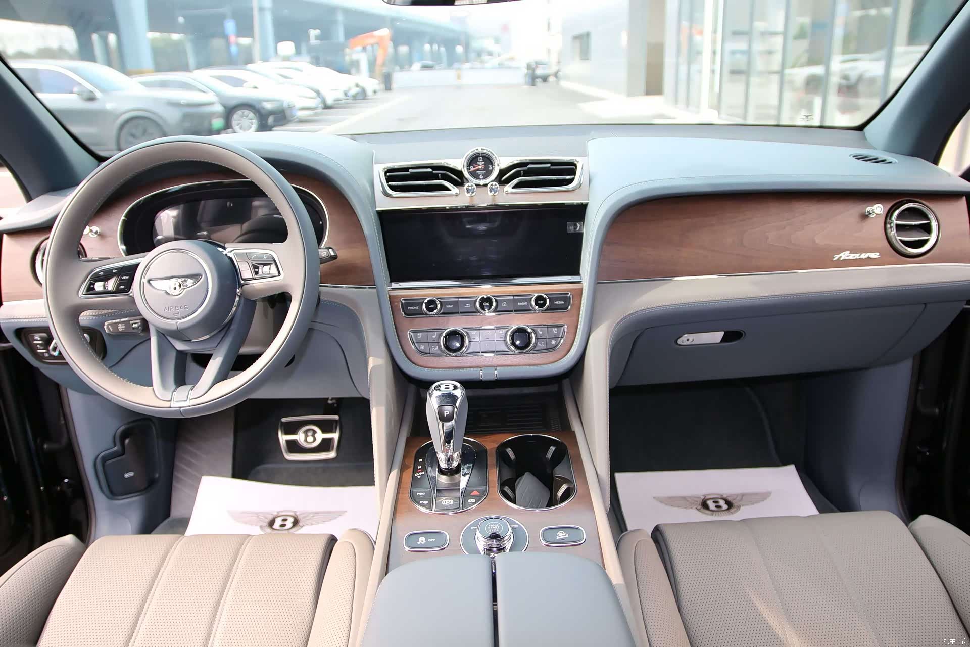 Bentley Bentayga, 2023 8