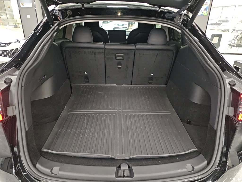 Tesla Model Y, 2023 19