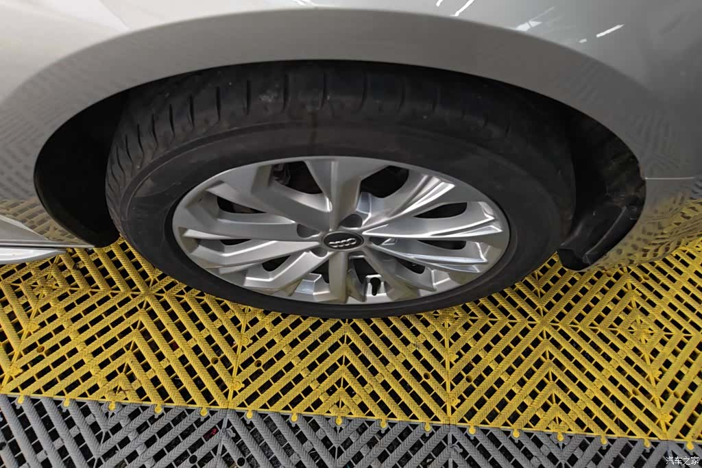 Audi A4L, 2018 6