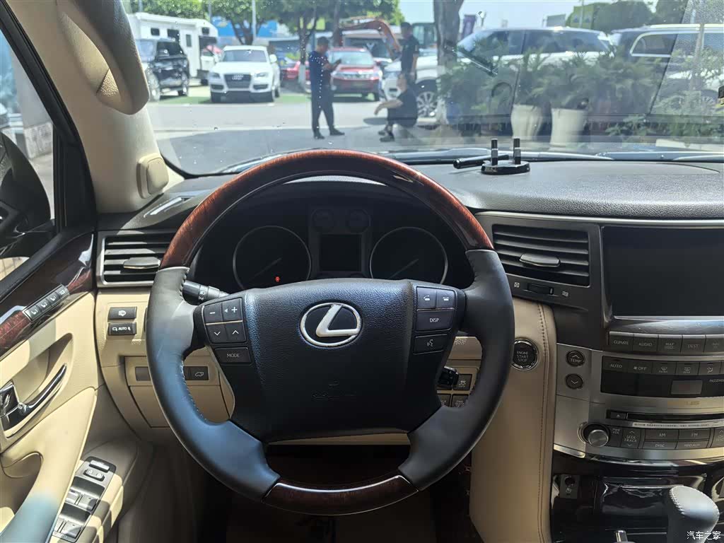 Lexus LX, 2010 8