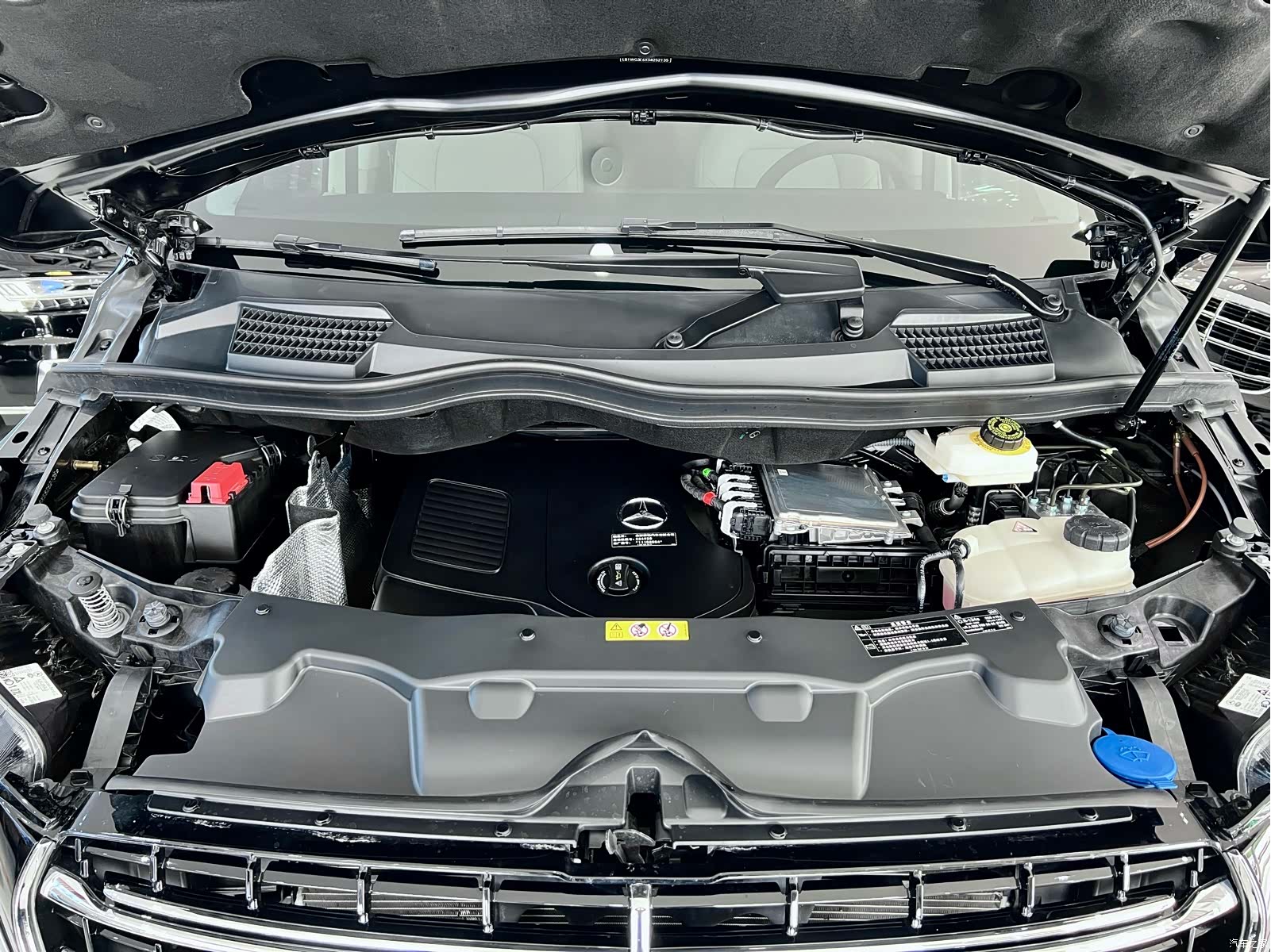 Mercedes-Benz V-Class, 2025 28