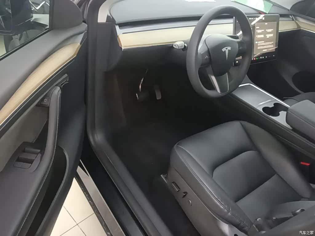 Tesla Model Y, 2023 16