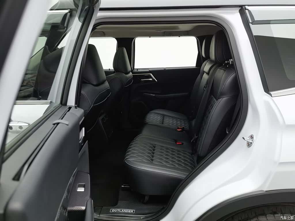 Mitsubishi Outlander, 2023 15