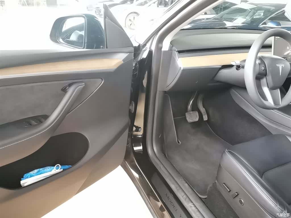 Tesla Model Y, 2023 16