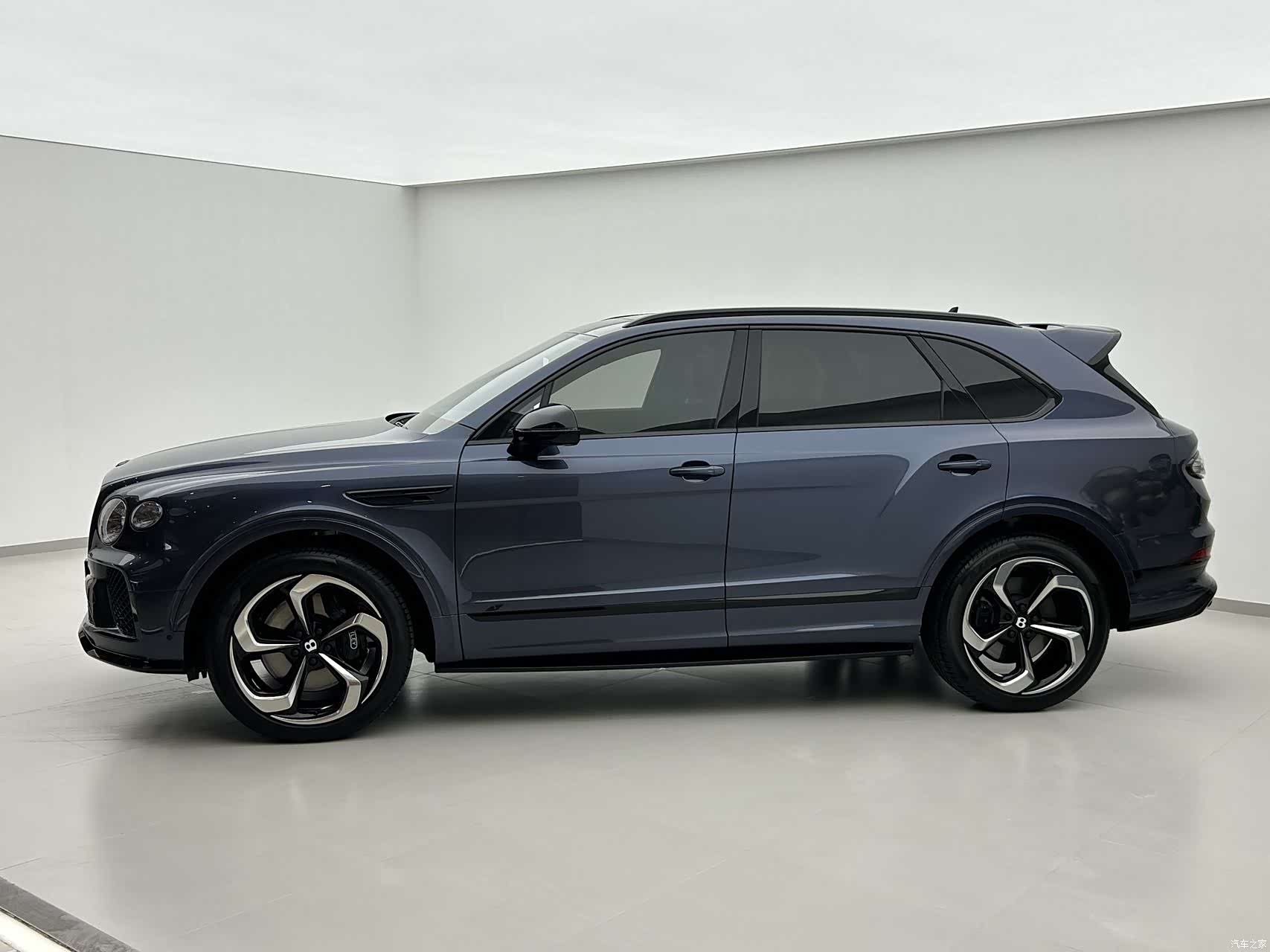 Bentley Bentayga, 2023 10