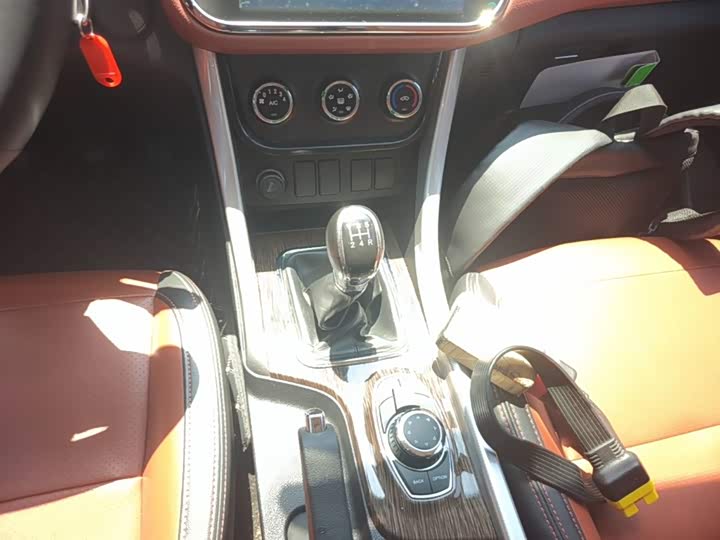 BAIC Huansu S3 2016 S3 L 1.5L МКПП zun xiang xing
