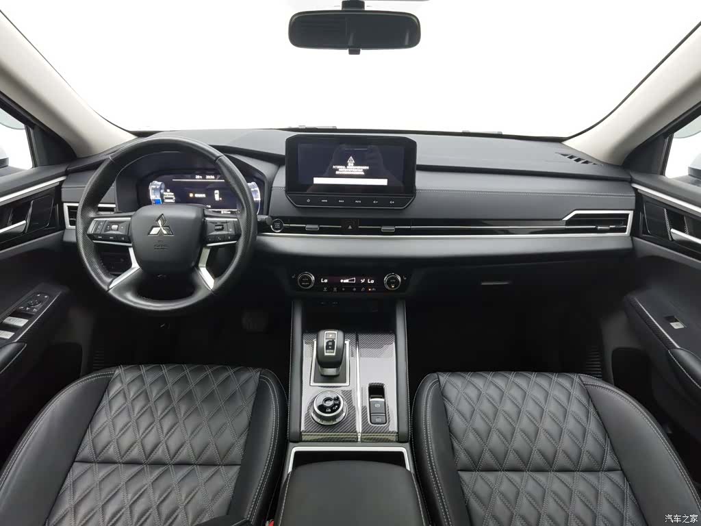 Mitsubishi Outlander, 2023 все фото