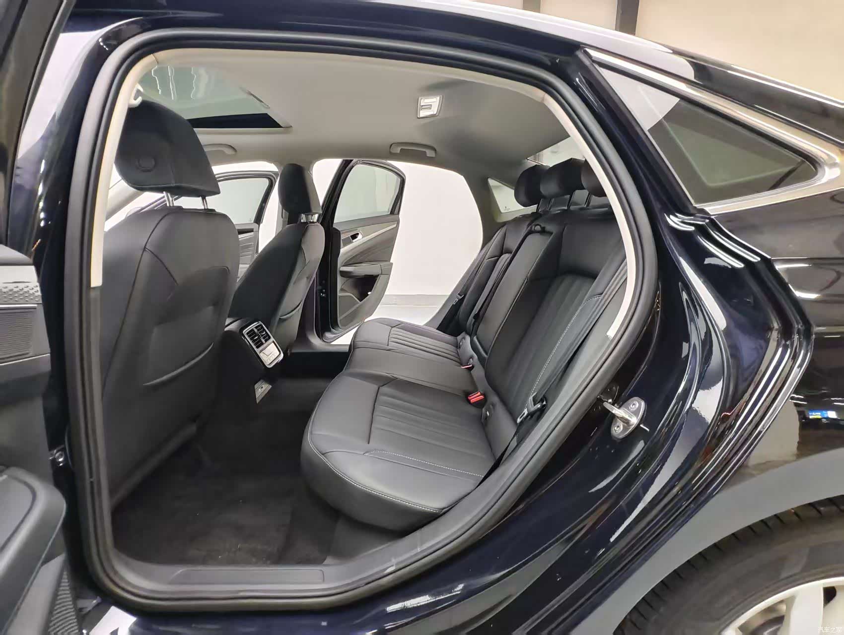 Volkswagen Passat, 2022 11