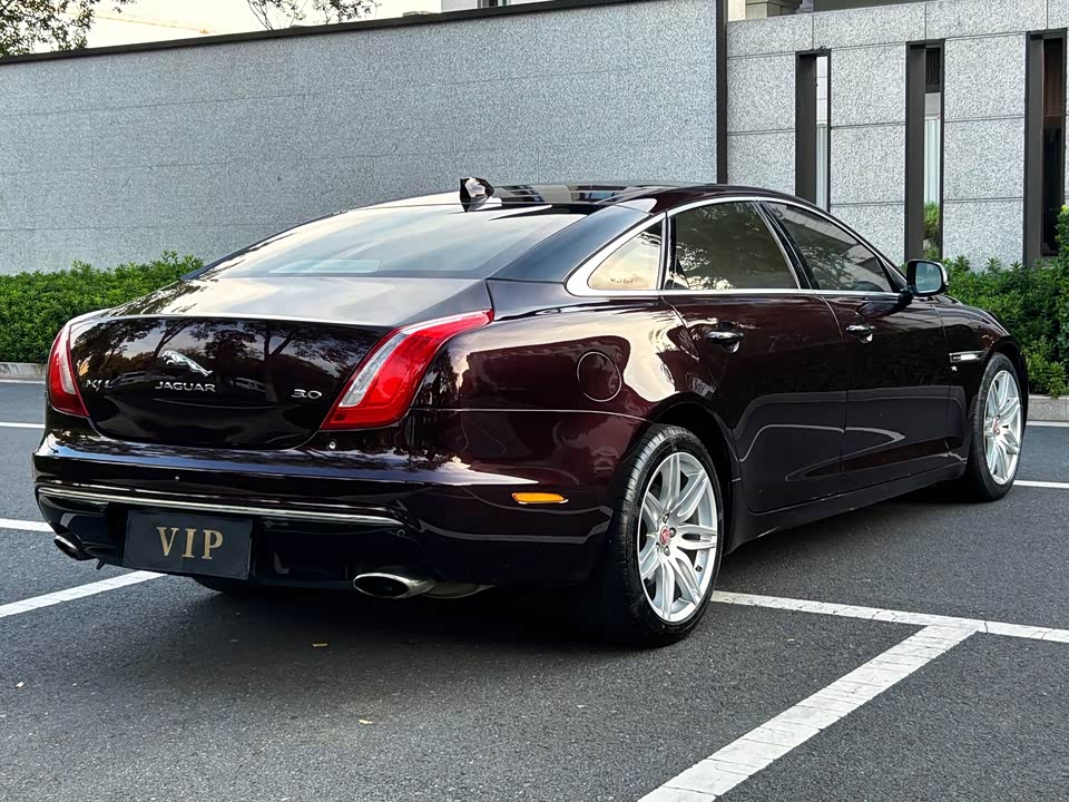 Jaguar XJ