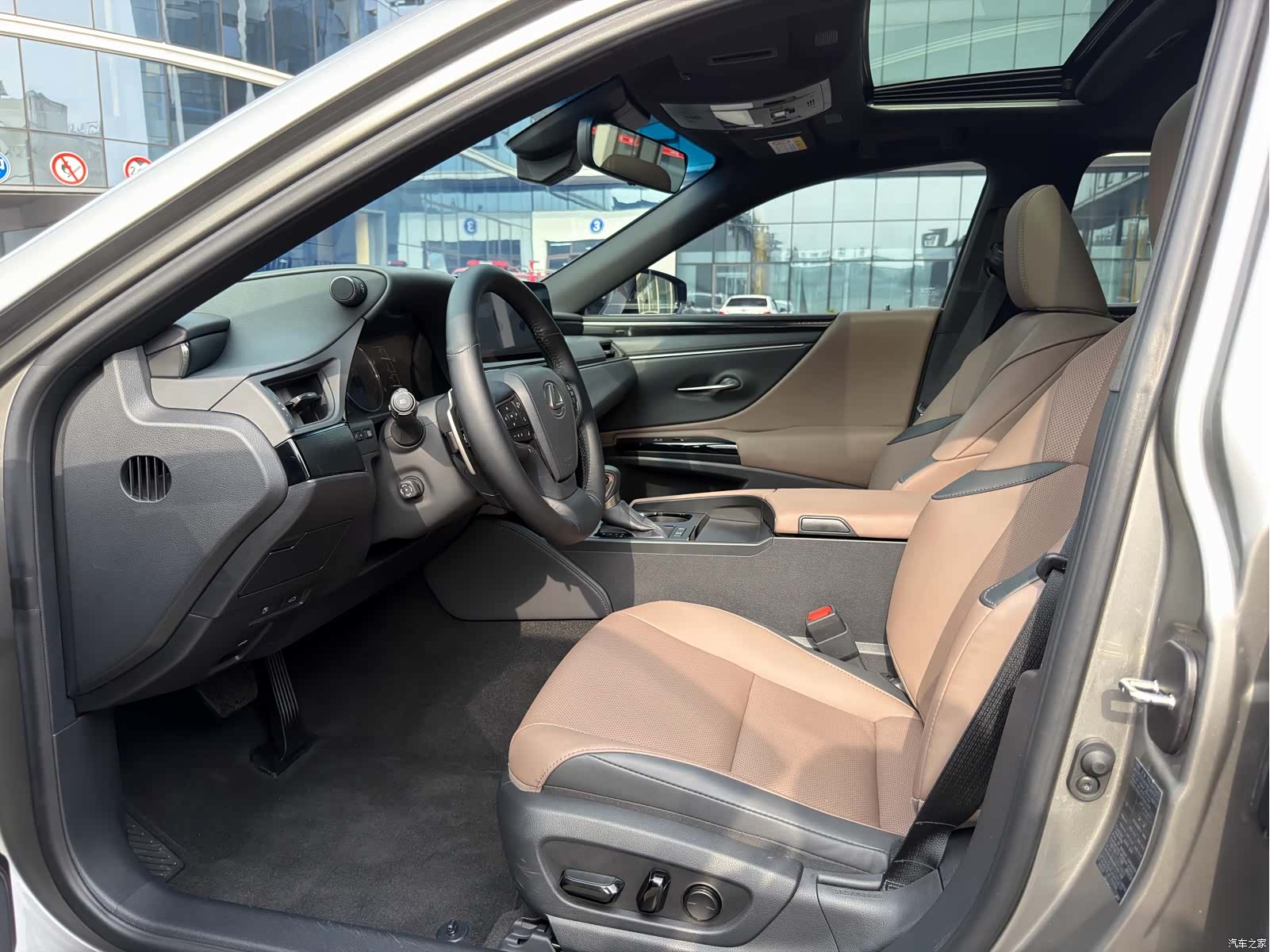 Lexus ES, 2024 4