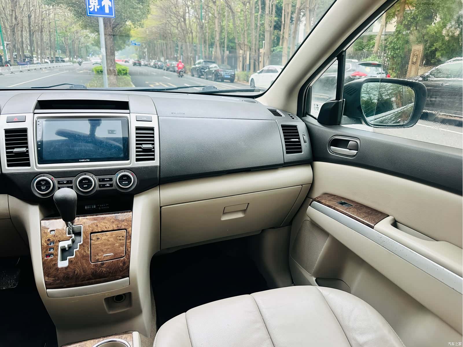 Mazda 8, 2013 25