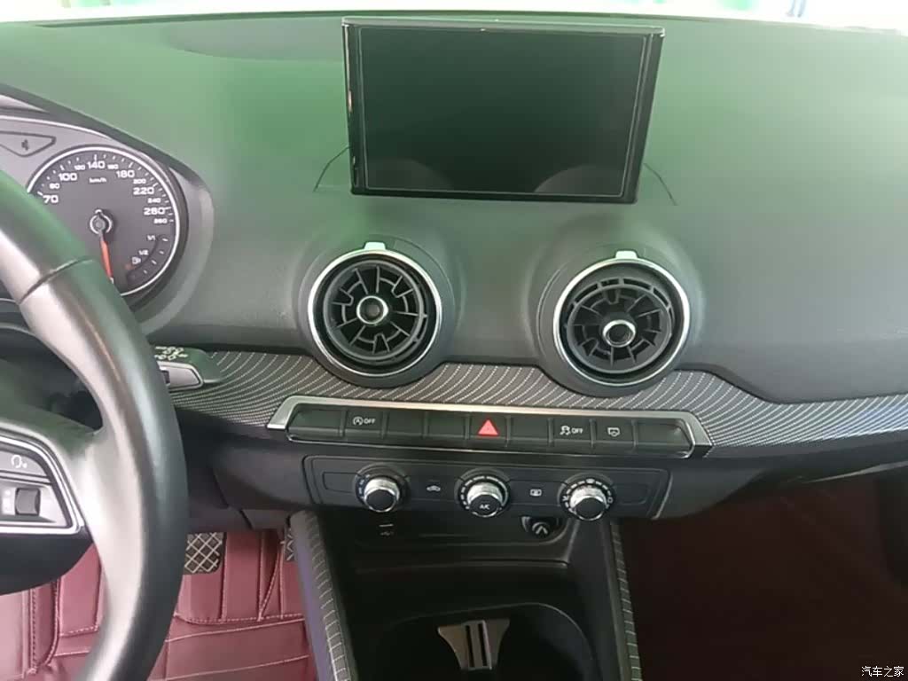 Audi Q2L, 2019 9