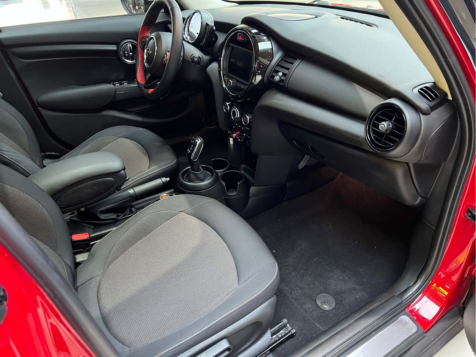 Mini ONE, 2019 9