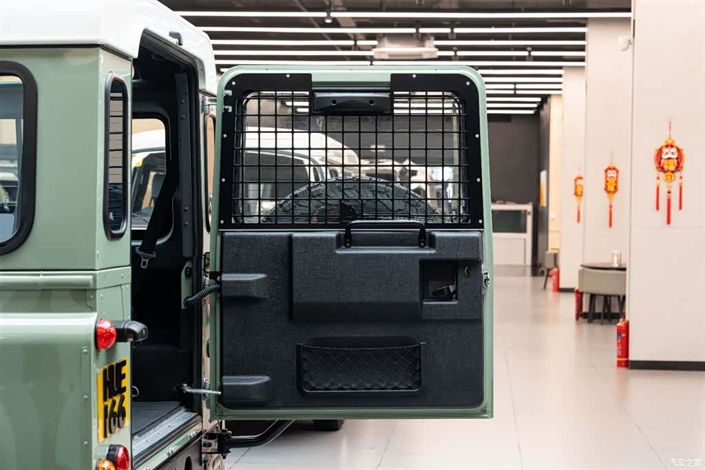 Land Rover Defender, 2017 16
