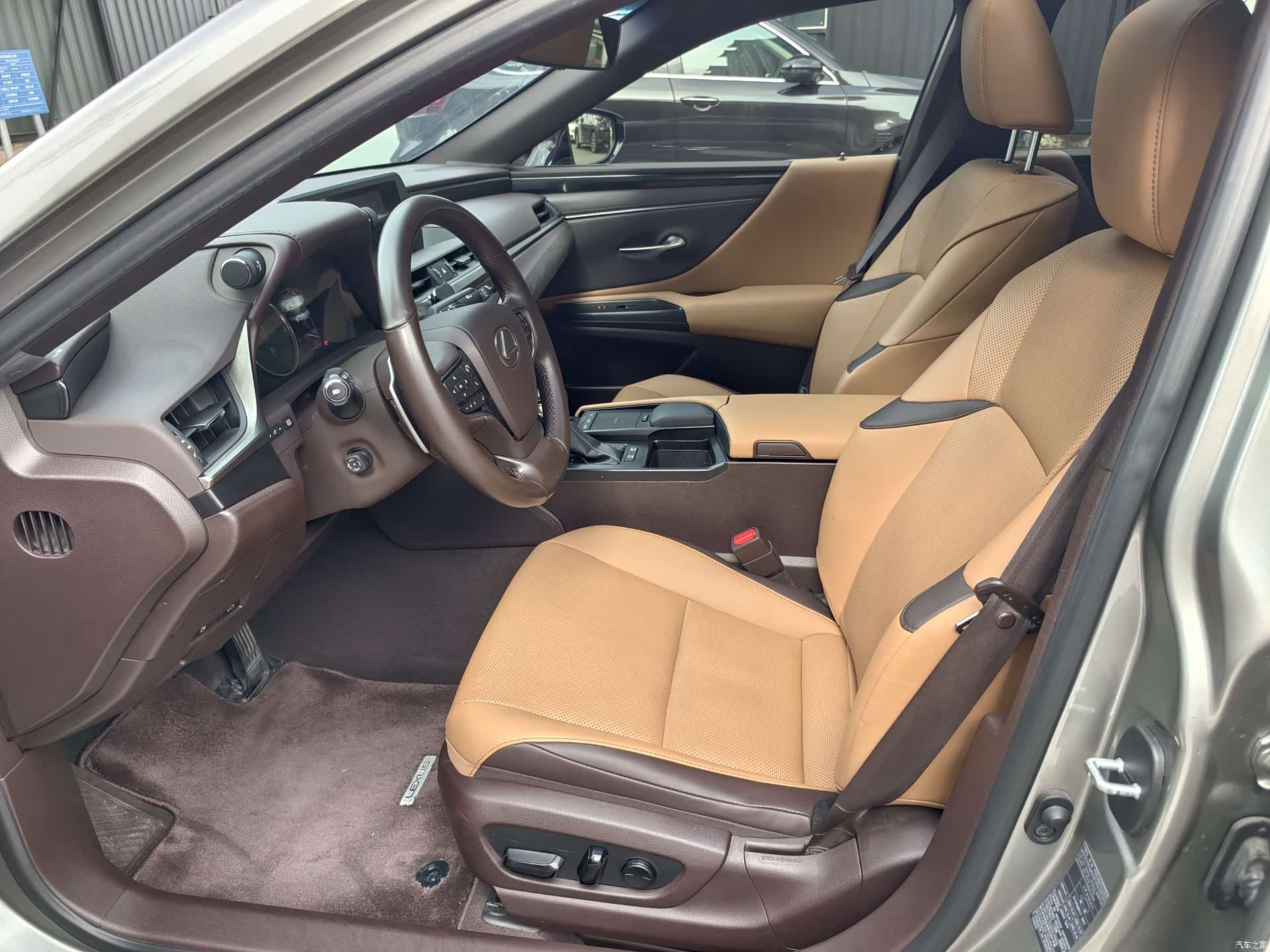 Lexus ES, 2020 3