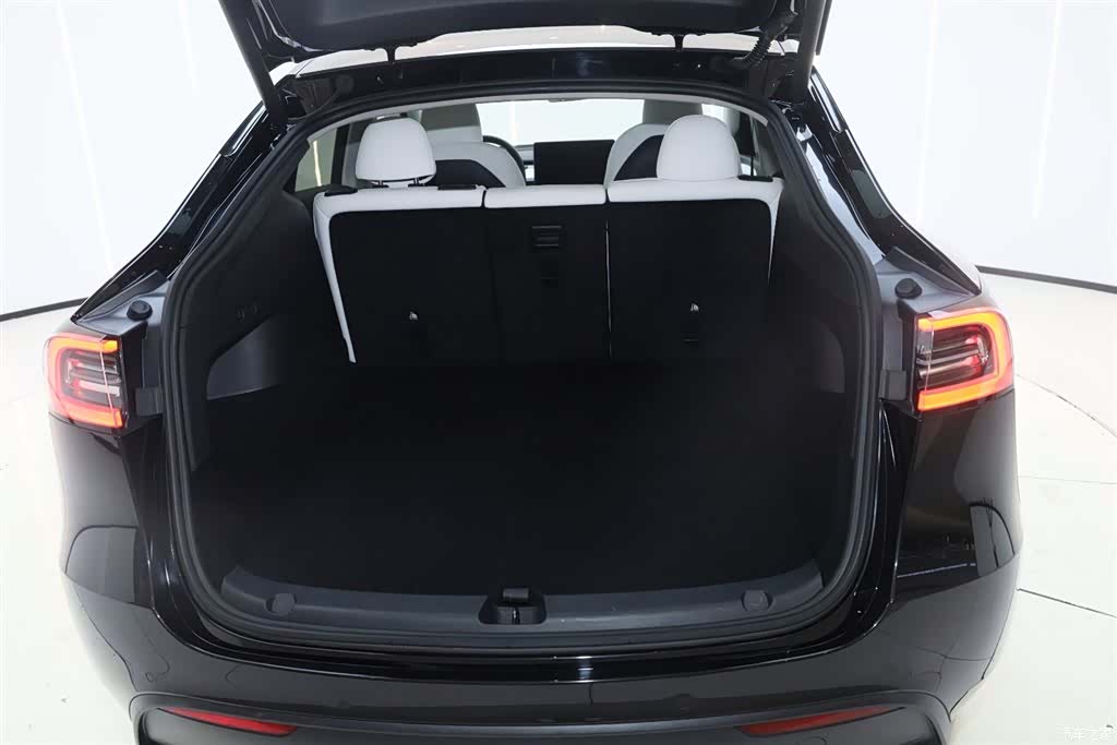 Tesla Model Y, 2023 10