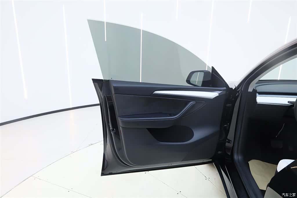 Tesla Model Y, 2023 17