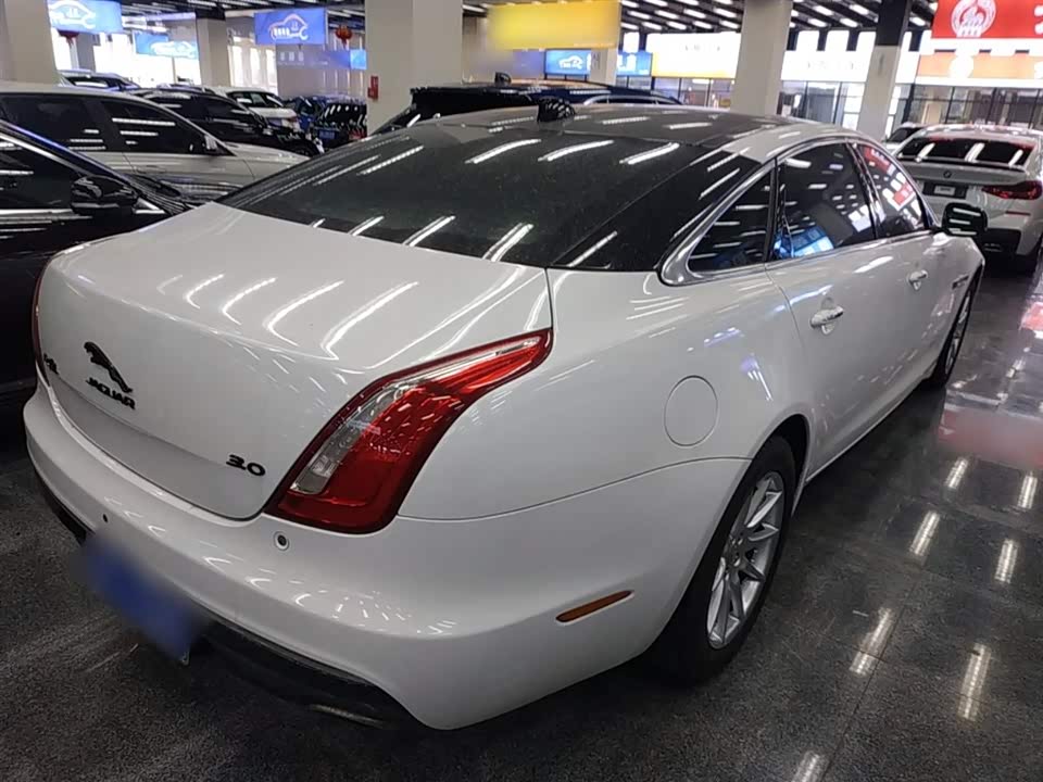 Jaguar XJ
