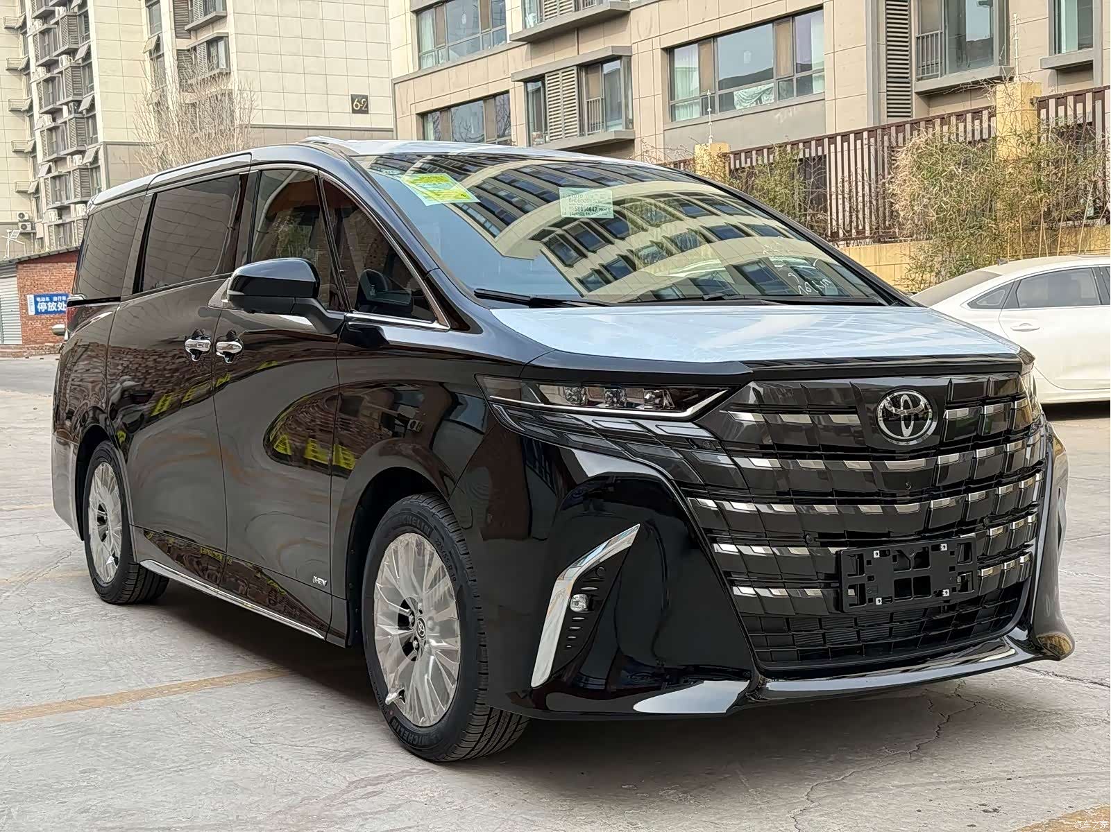 Toyota Alphard, 2025 3