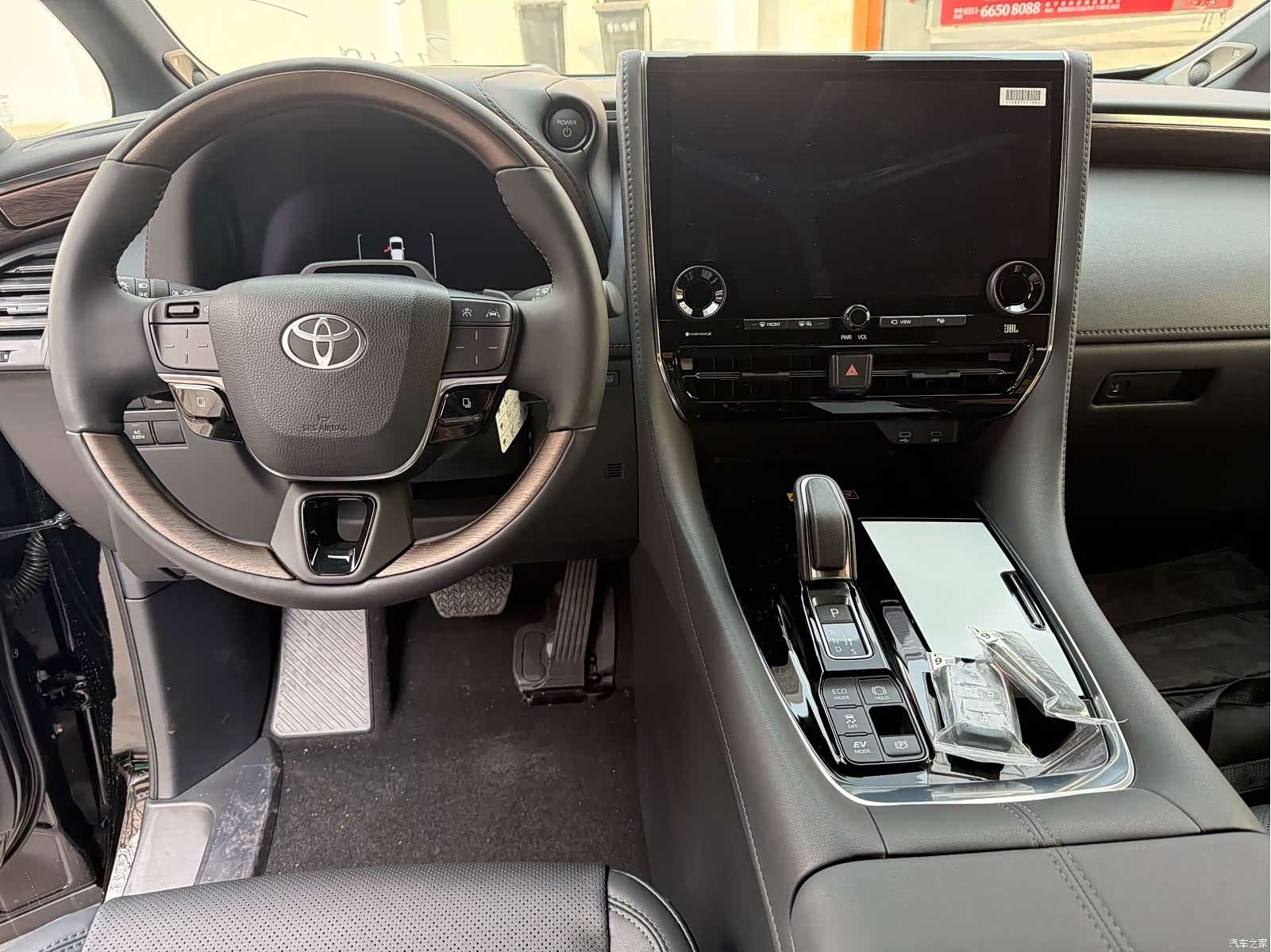 Toyota Alphard, 2025 9