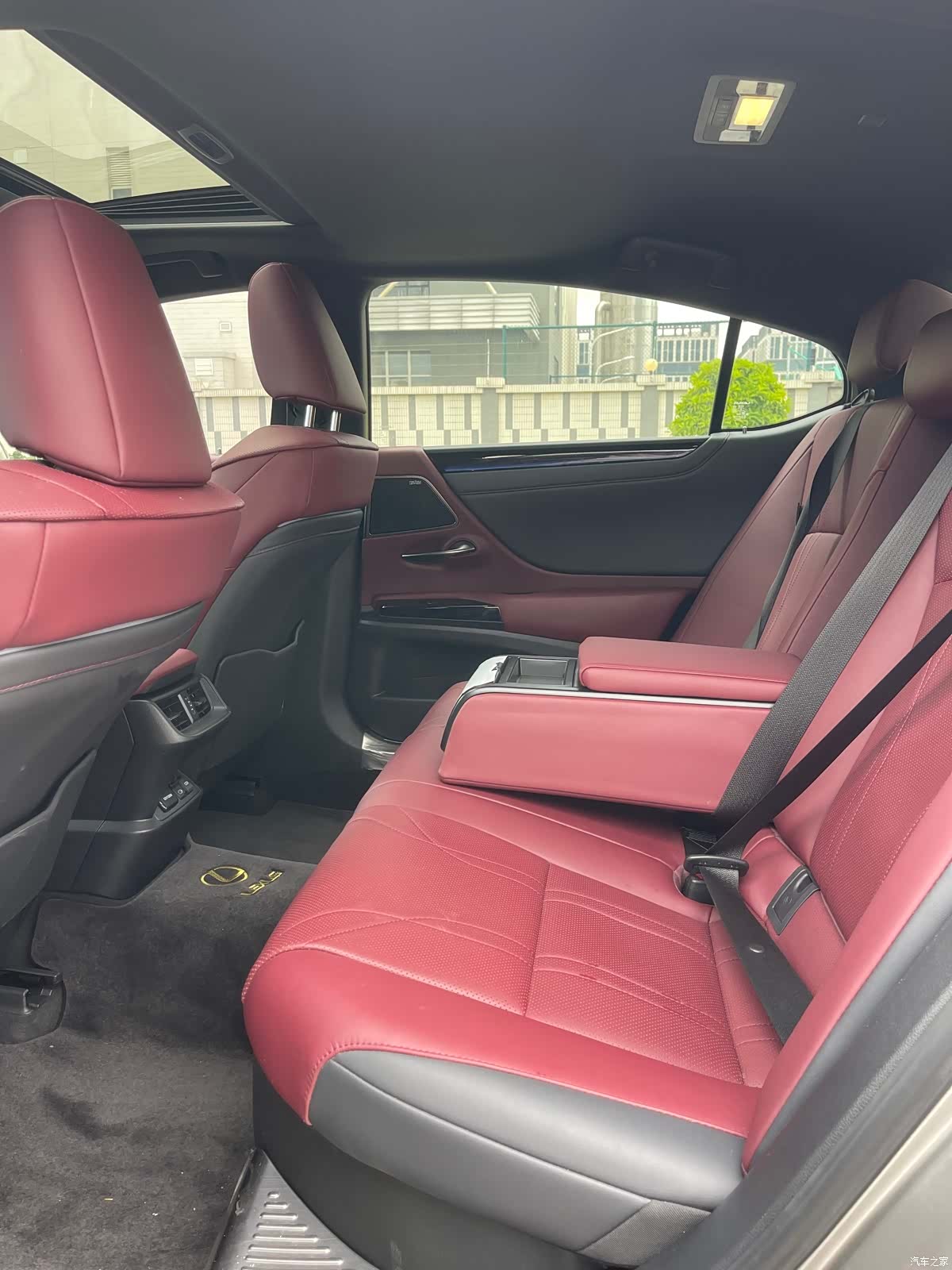 Lexus ES, 2023 все фото