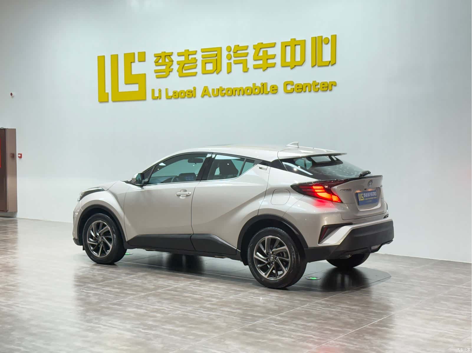 Toyota C-HR, 2021 все фото