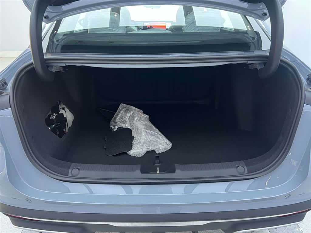 Geely Galaxy L6, 2025 12