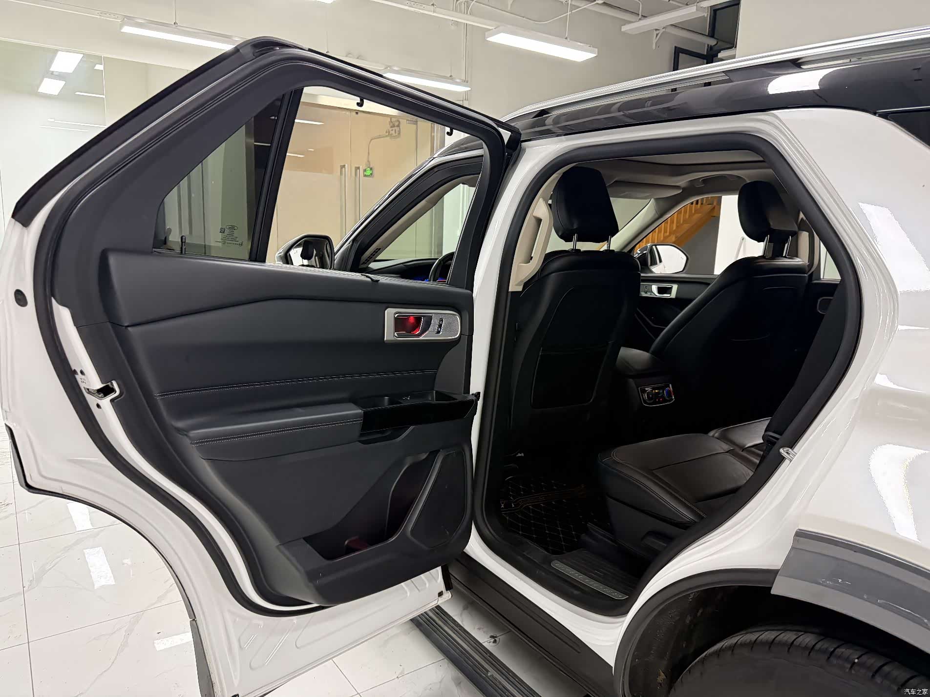 Ford Explorer, 2021 12