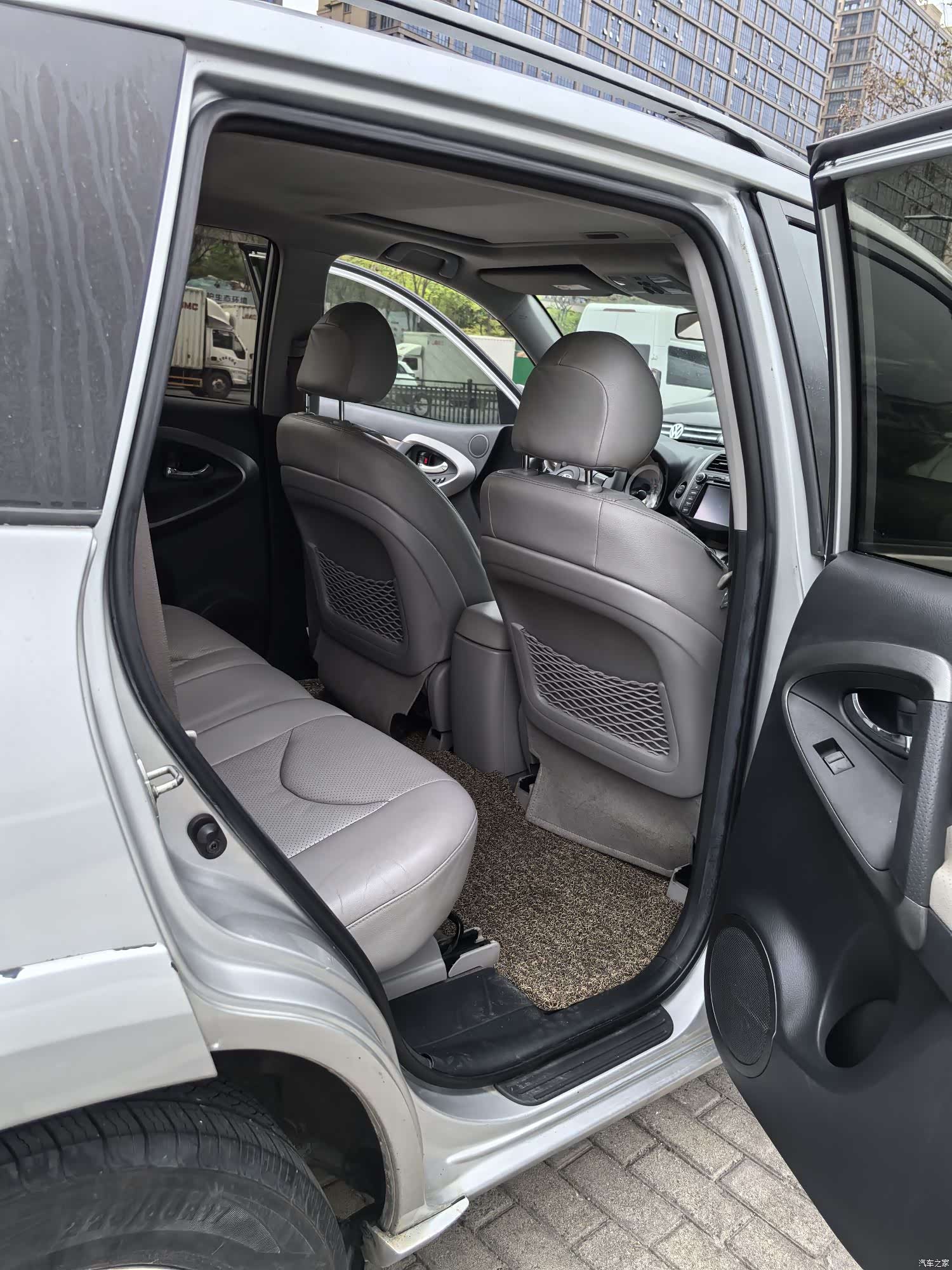 Toyota RAV4, 2010 11