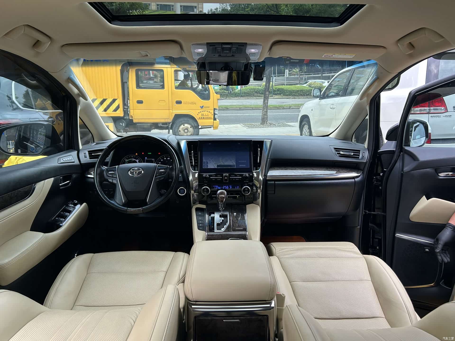 Toyota Vellfire, 2021 9