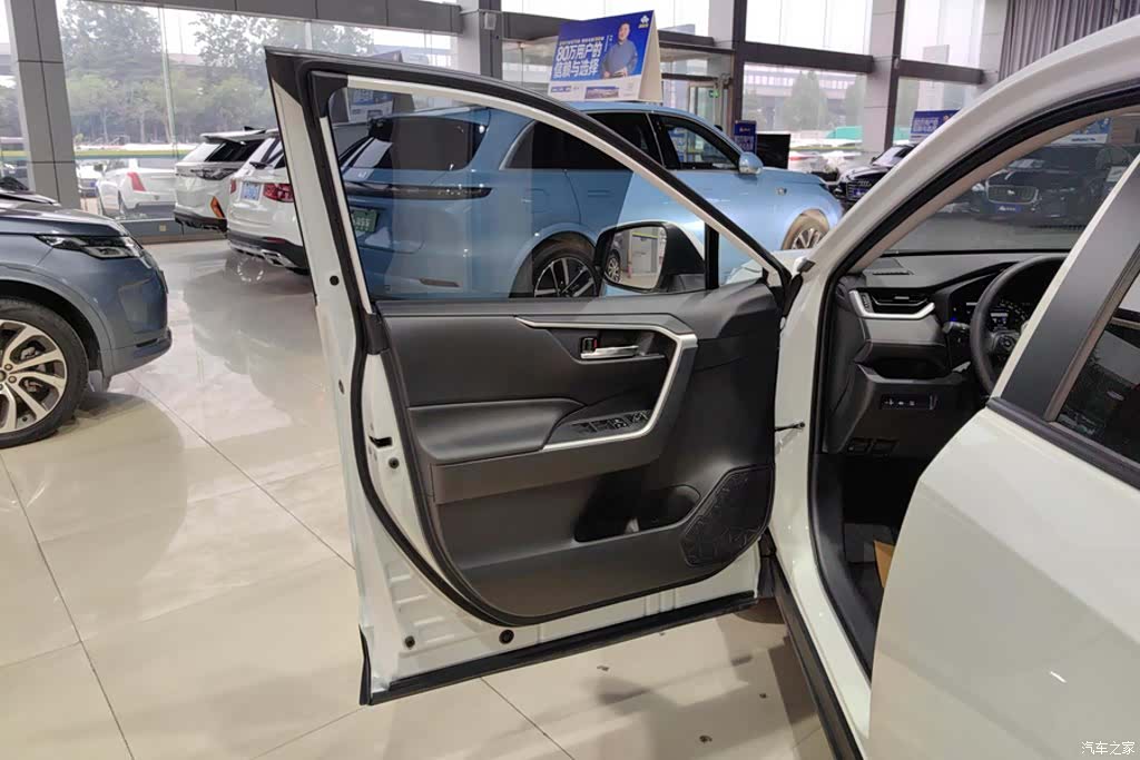 Toyota RAV4, 2023 7
