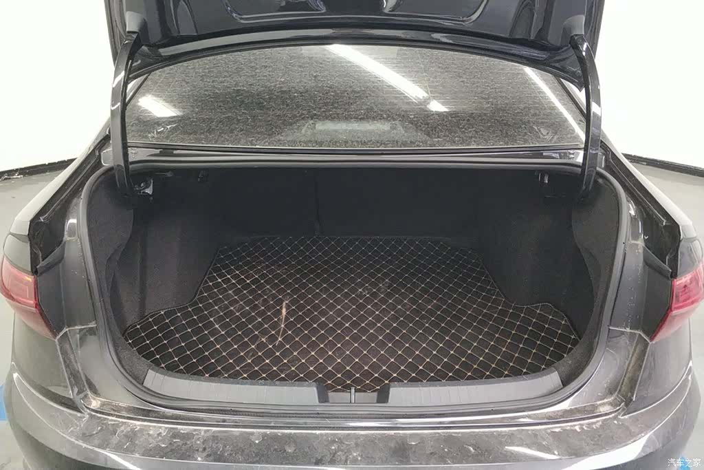 Volkswagen Sagitar, 2020 4
