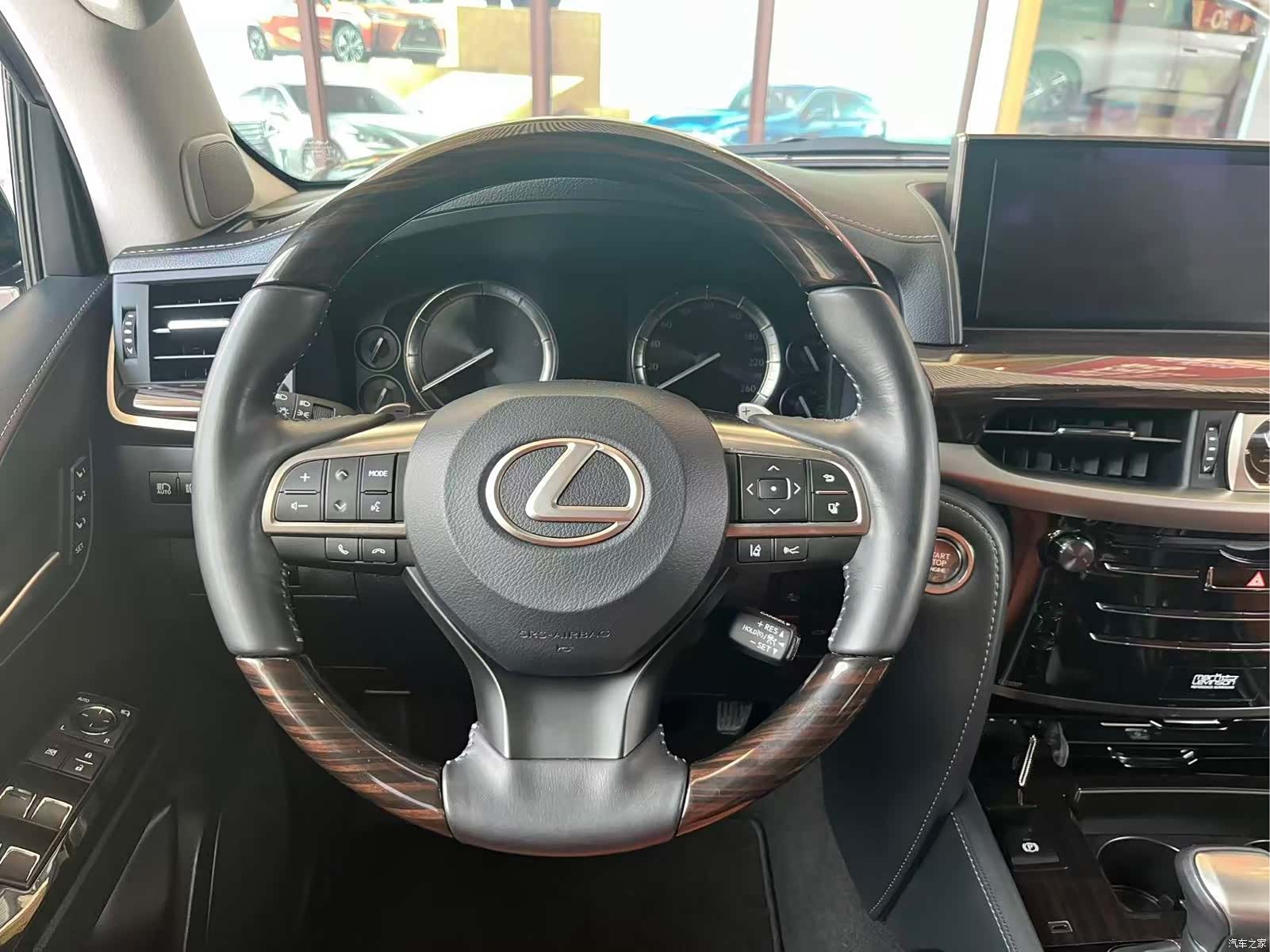 Lexus LX, 2019 4