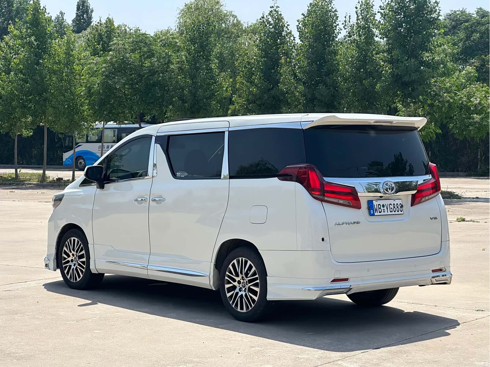 Toyota Alphard, 2011 4