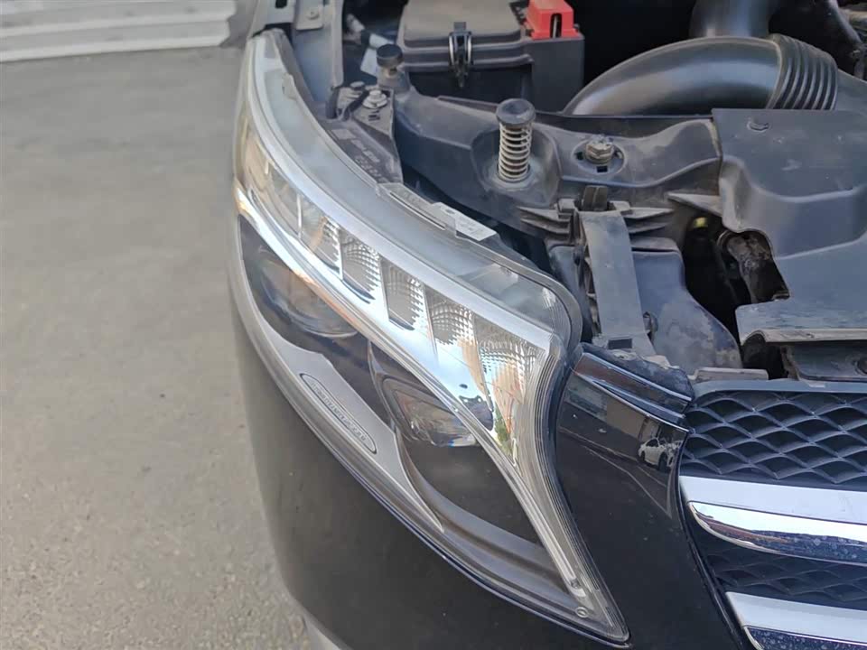 Mercedes-Benz V-class