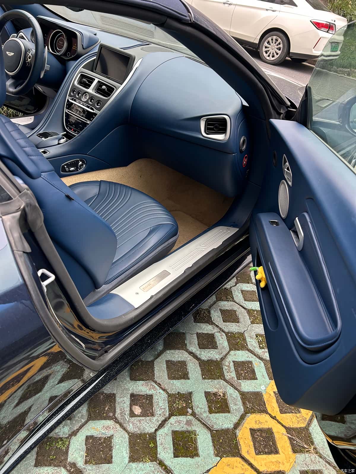Aston Martin DB11, 2021 7