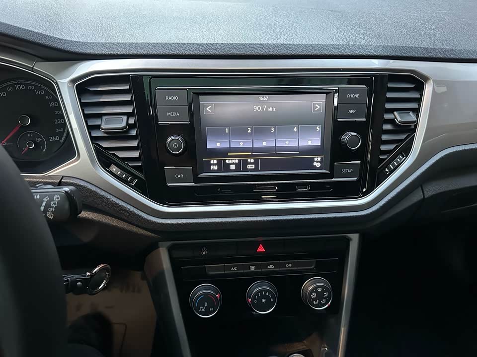 Volkswagen T-ROC exploring Songs