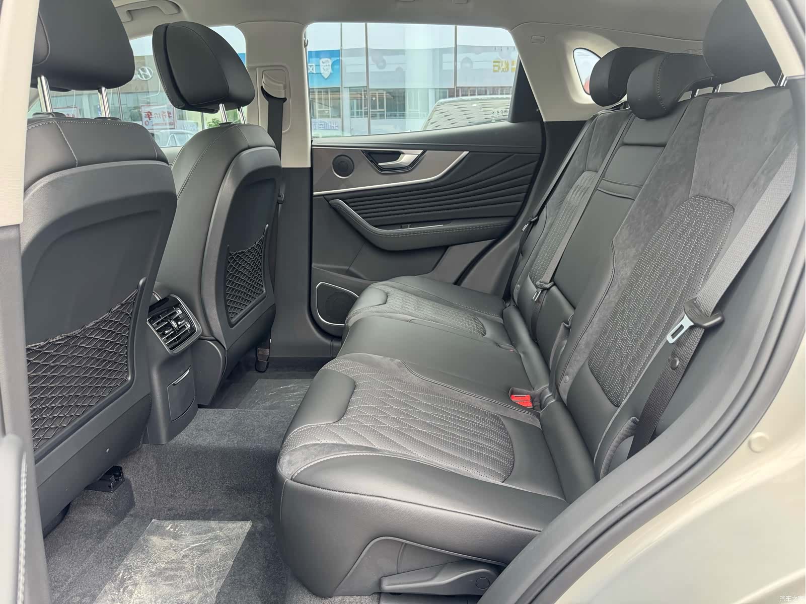 Hongqi HS5, 2026 8