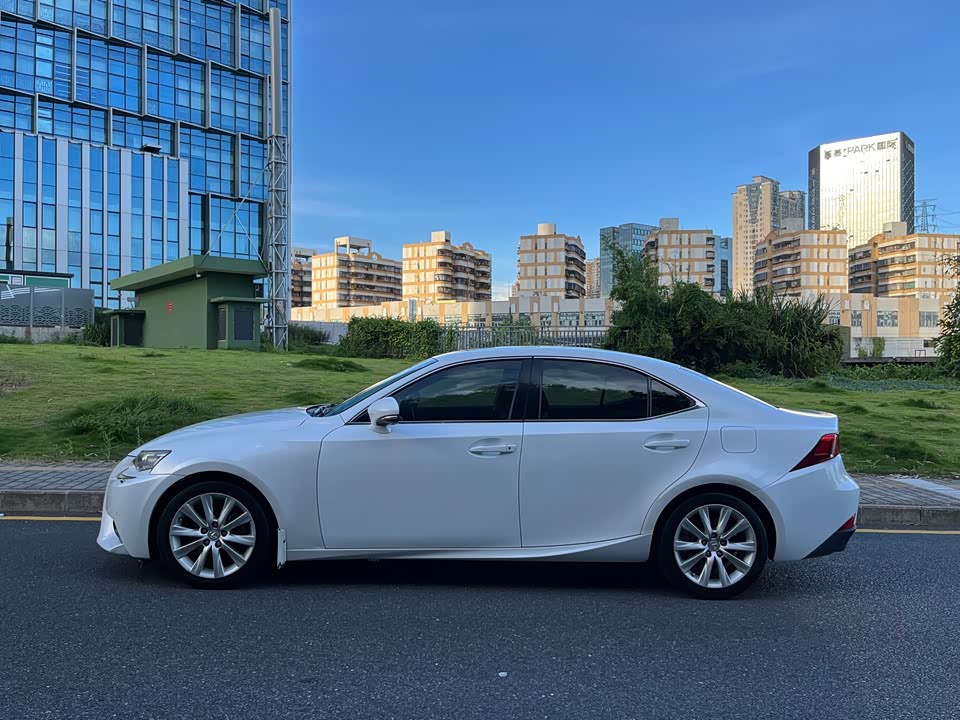 Lexus IS