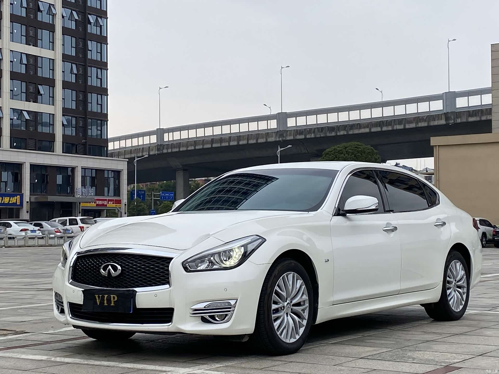 Infiniti Q70