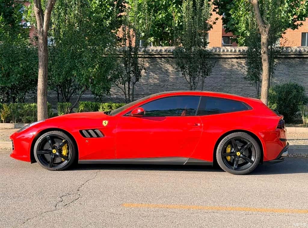 Ferrari GTC4Lus, 2018 3