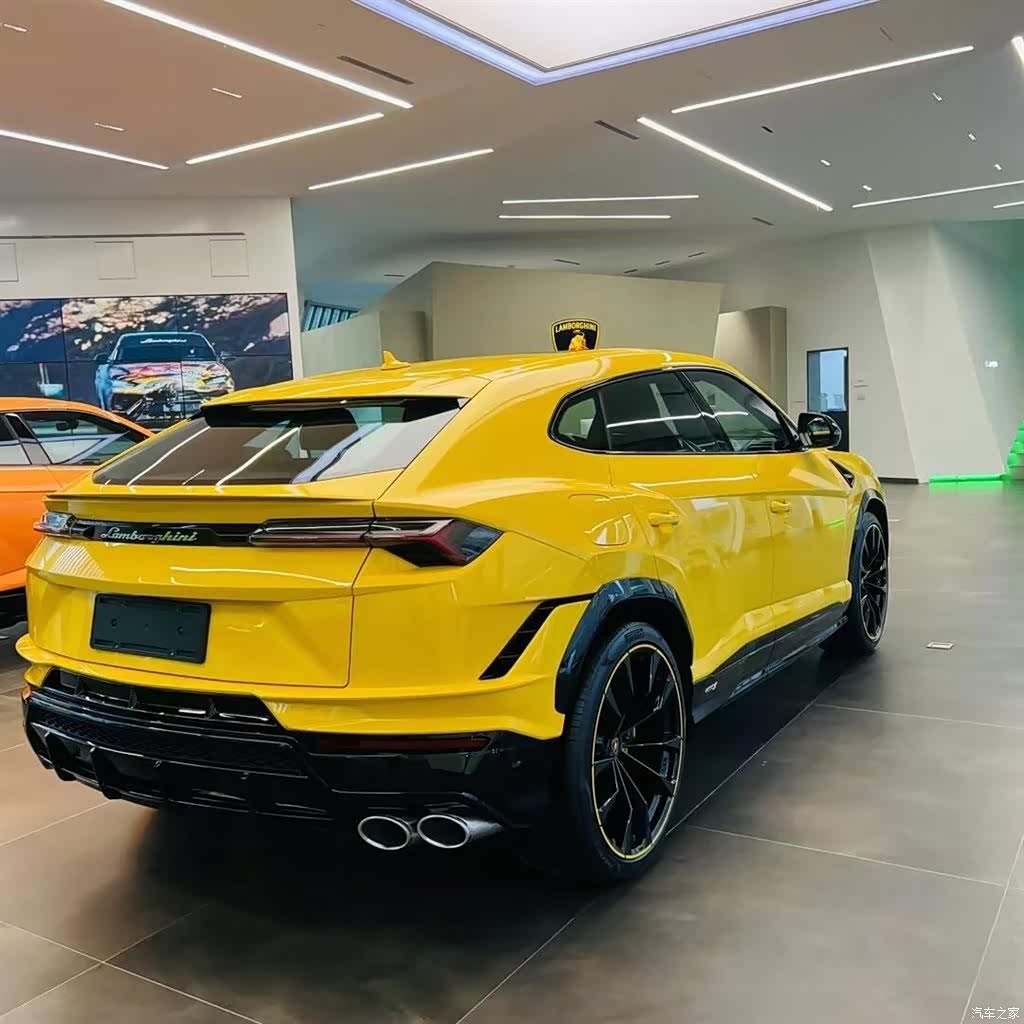 Lamborghini Urus, 2023 3