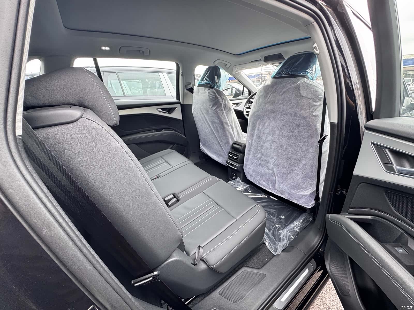 Audi Q5 e-tron, 1900 13
