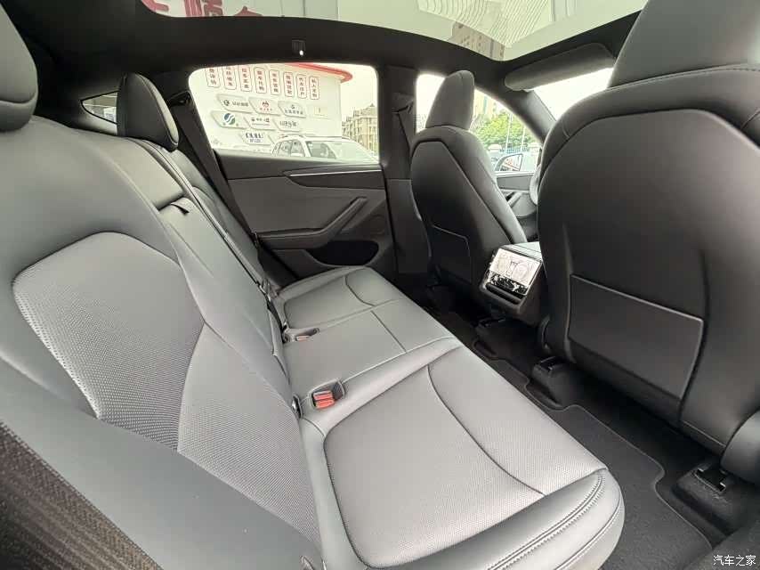 Tesla Model Y, 2026 11
