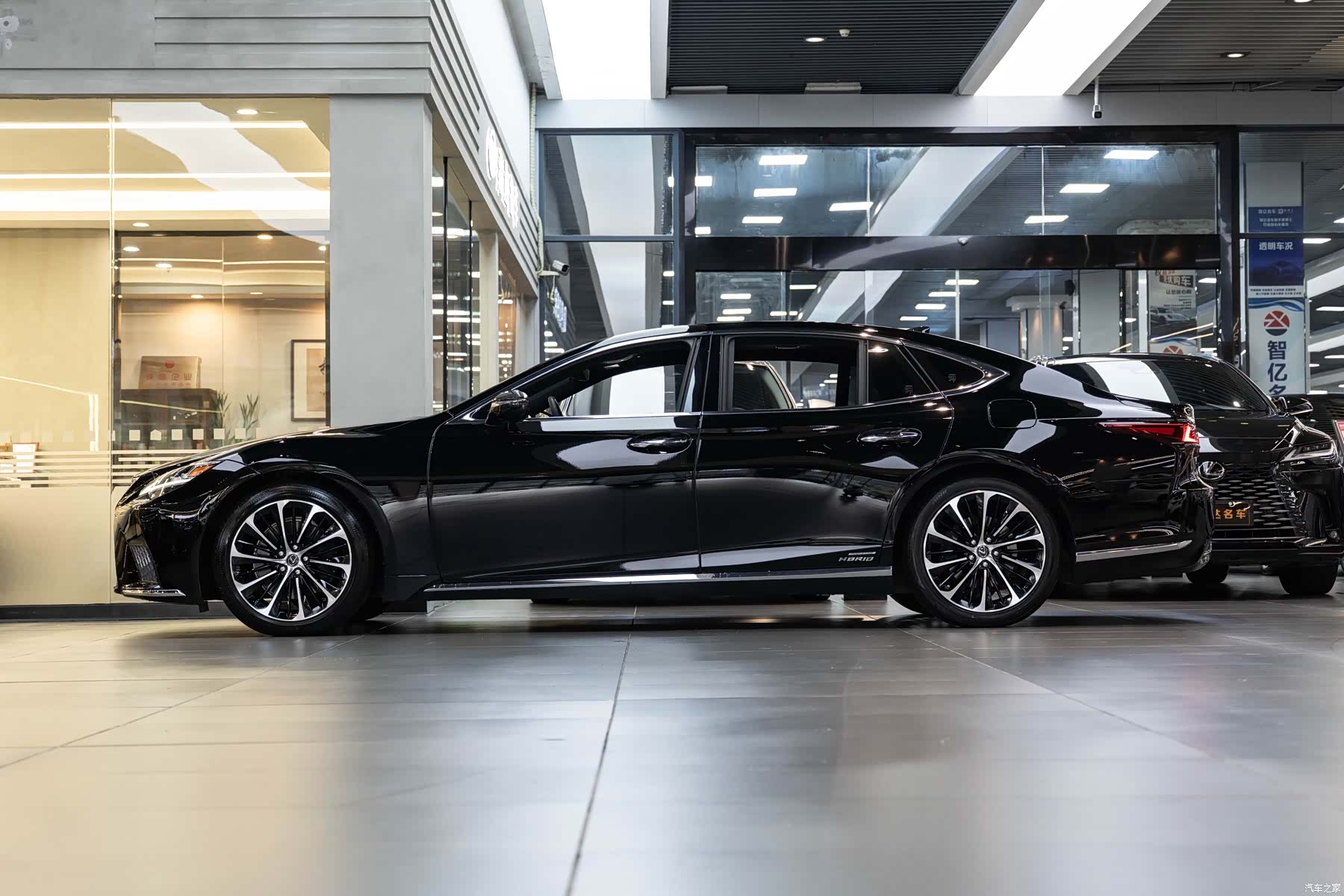 Lexus LS, 2022 4